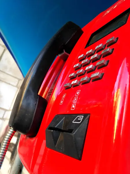 Nahaufnahme Eines Roten Öffentlichen Telefons Mit Schwarzem Hörer — Stockfoto