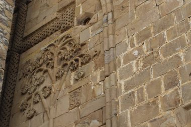 Gürcistan'daki Ananuri Kilisesi'nin cephesinde bas-reliefs