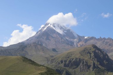 Yüksek dağ Kazbegi Gürcistan