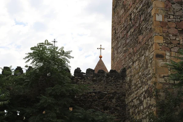 Kirche Hinter Festungsmauer Und Turm — Stockfoto