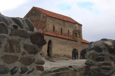 Uplistsikhe kilisede önce taş duvar