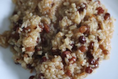 Kuru üzüm ile haşlanmış pirinç