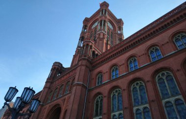 Berlin 'deki Kızıl Belediye Binası