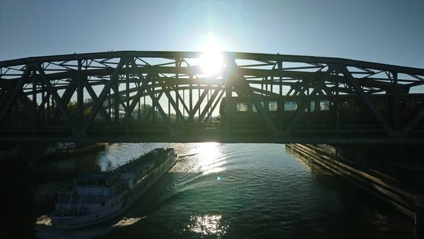 Zug Auf Der Brücke Und Ein Schiff Unter Der Brücke — Stockfoto