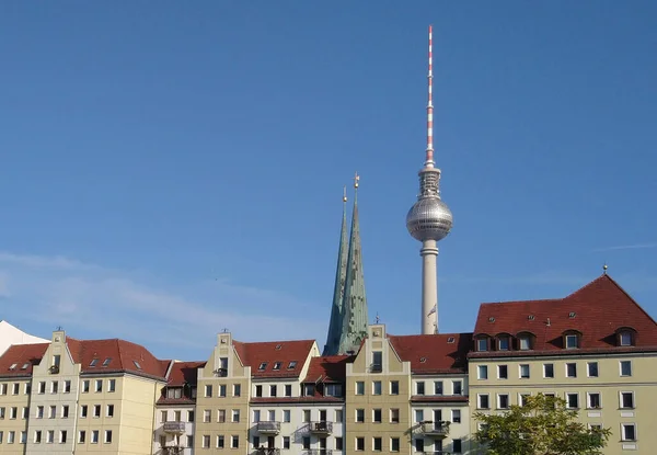 니콜라우스 교회와 베를린의 텔레비전 — 스톡 사진