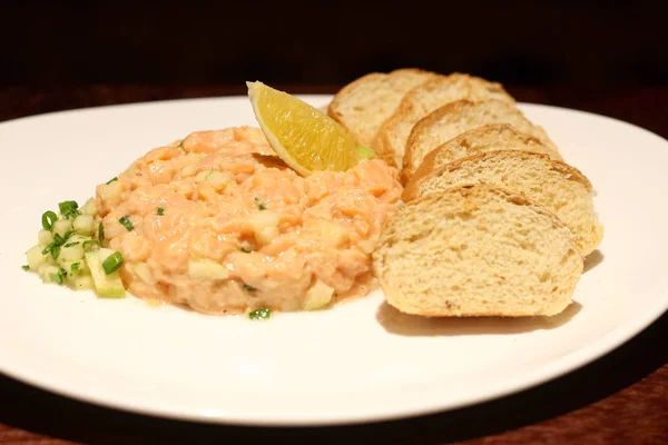 Taze Tartar somon balığı ve ekmek. Kapat
