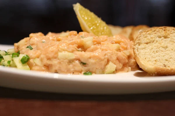 Taze Tartar somon balığı ve ekmek. Kapat