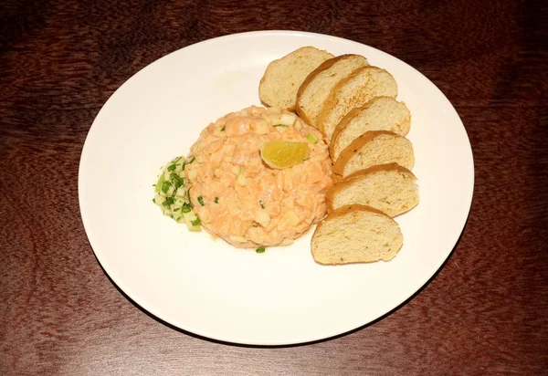 Taze Tartar somon balığı ve ekmek. Kapat