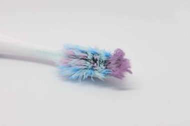 Eski, kirli ve hijyenik olmayan kullanılmış diş fırçası