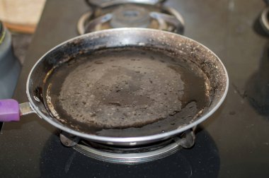 Pas ve su gaz sobası ile eski kızartma tavası