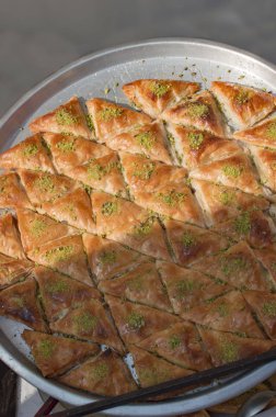Yunan spanakopita çanak üçgen içinde bir tepsi