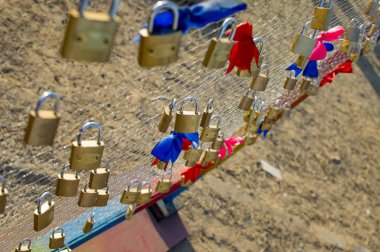 Kırmızı ve mavi bağları ve yay ile çit üzerinde kilitleri