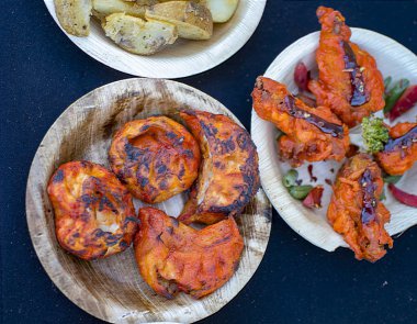 Kızarmış balık ve diğer et parçaları kahverengi plaka Satılık