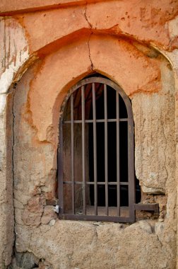 Eski demir pencere kırık taşlarla inşa