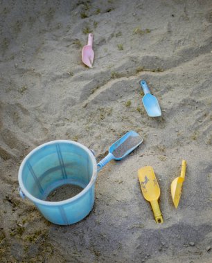 Kepçe, kepçe ve kürek ile sahilde kum oyunları