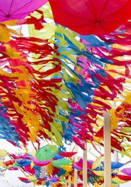 Çok renkli kağıtlar farklı çizgiler ile gökyüzü dekorasyon