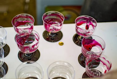 Bardak ve kırmızı jöle ve dondurma dolu gözlük