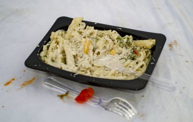 Beyaz artık kirli makarna ile krema ve sos plaka Satılık