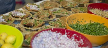 Fesleğen ve zencefil bir dükkanında satışa ile kızarmış ekmek