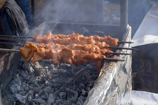 Kebabs Frango Sendo Grelhados Carvão Vegetal Fogo — Fotografia de Stock