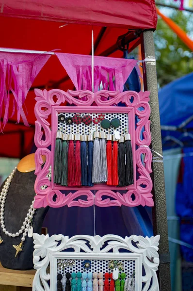 Oor Ringen Danglers Uitverkoop Bij Een Winkel Het Frame Hangen — Stockfoto