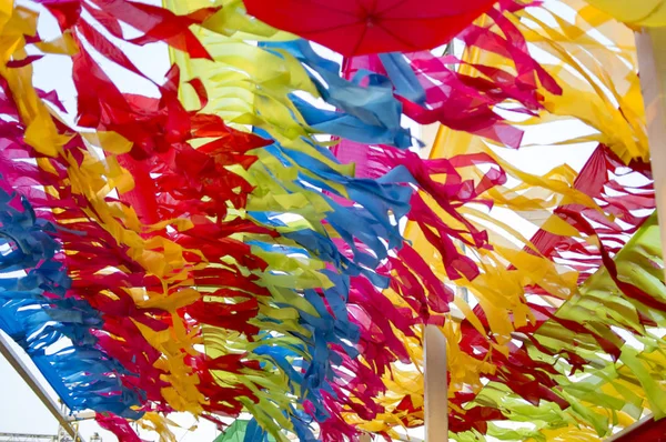 Разноцветные Бумаги Украшающие Небо Над Улицей — стоковое фото