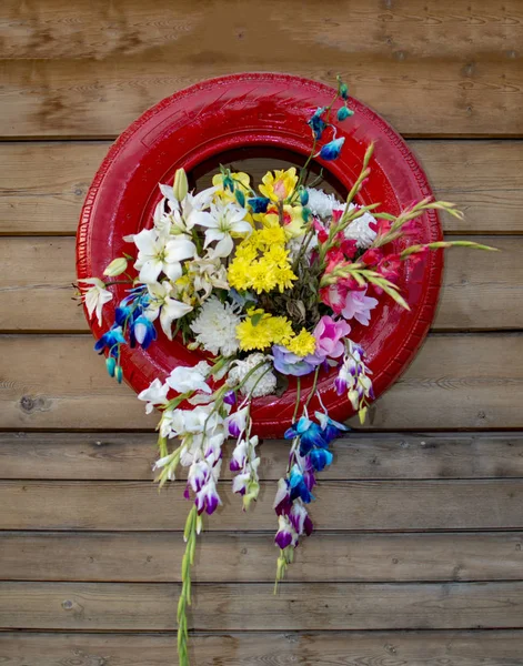 Vertikaler Garten Mit Gebrauchten Reifen Mit Pflanzen Inneren — Stockfoto