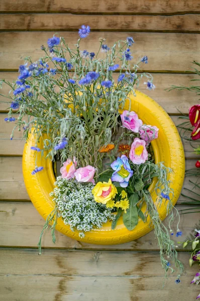 Vertikaler Garten Mit Gelb Lackiertem Reifen Mit Blumenpflanzen — Stockfoto