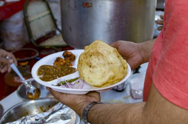 Chole bhature bir restoran misafirlerine sunan