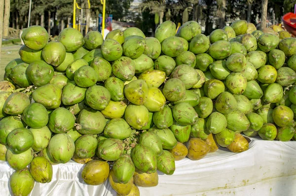 Vendere Noci Cocco Sul Lato Della Strada Acqua Dolce — Foto Stock