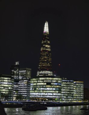 Işık ve diğer binalar ile gece ışıklı 