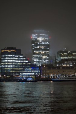 Thames Nehri kıyısında ticari binalar orta yağmur ve sis ile kar