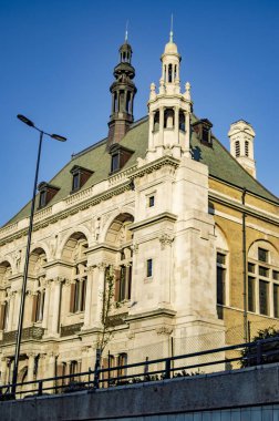 Windows ve kemerler ile Londra'da eski kilise