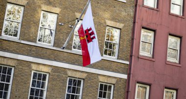 Binanın dışında bayrak ile Londra'da Gibralter evleri