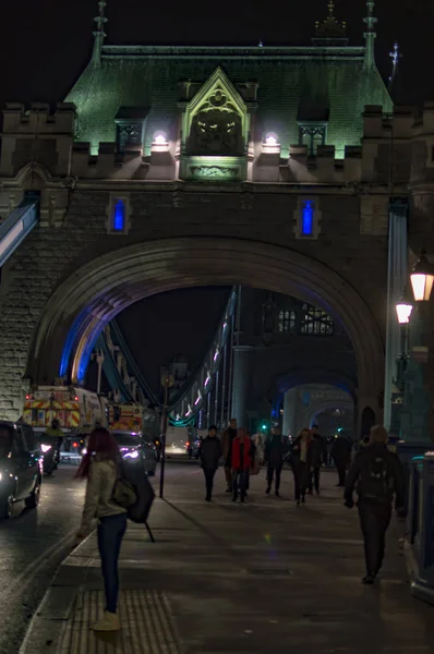 Londra Nın Evine Giden Insanlar Gece Yolda Yürürken — Stok fotoğraf