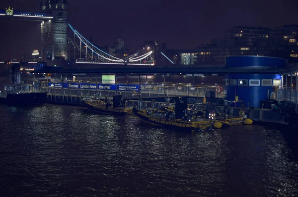 Londres Torre Ponte Rio Tamisa Através Com Barcos — Fotografia de Stock