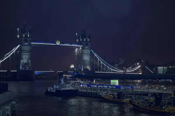 Toeristische Boten Rivier Theems Achtergrond Londen Tower Bridge Verlicht Met — Stockfoto