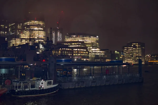 河泰晤士河银行及其码头 游客在那里坐船 — 图库照片