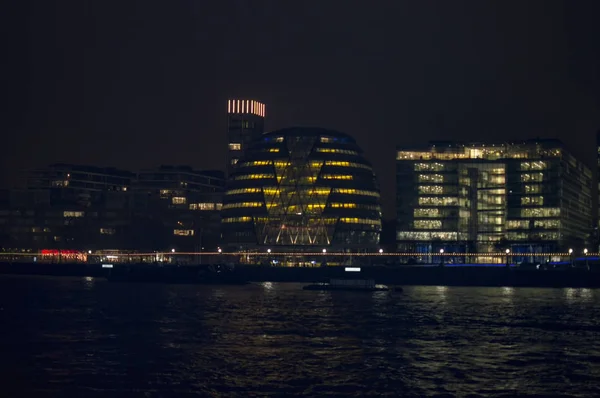 Hôtel Ville Londres Bord Tamise Son Reflet Dans Eau Nuit — Photo