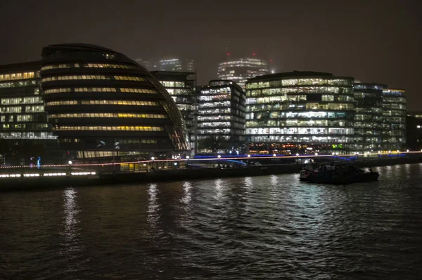 ロンドン シティ ホールとライトで照らされた川テムズ銀行の他の建物 — ストック写真