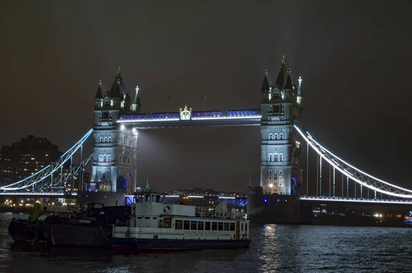 夜のタワー ブリッジ ロンドンのボートそして船と点灯 — ストック写真