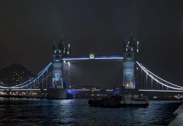 Geceleri Odaklı Güçlü Işıklarla Aydınlatılmış Londra Köprüsü — Stok fotoğraf