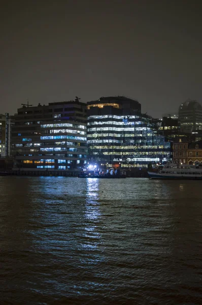 Oficinas Orilla Del Río Támesis Iluminadas Con Luces Que Tienen — Foto de Stock