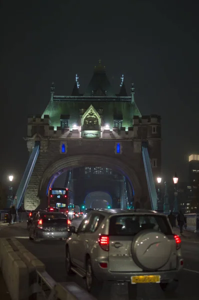 Auto Autobus Pedoni Sotto Ponte Della Torre Sul Tamigi Notte — Foto Stock