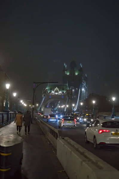 Пешеходы Дороге Ведущей Мосту Лондоне Ночью Дождём Туманом — стоковое фото