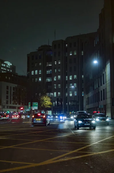 雨と霧で夜のタワー ブリッジの近くロンドン ロード — ストック写真