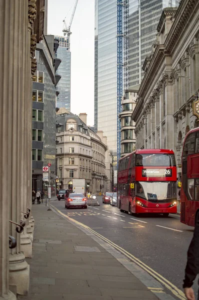 Londra royal exchange, otobüs durağı ve liverpool Tren İstasyonu arkasında yol