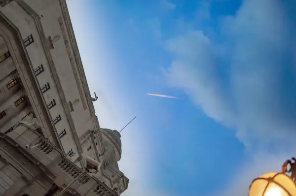 Jet Στον Ουρανό Πάνω Από Royal Exchange Κτίριο Αφήνοντας Μονοπάτι — Φωτογραφία Αρχείου