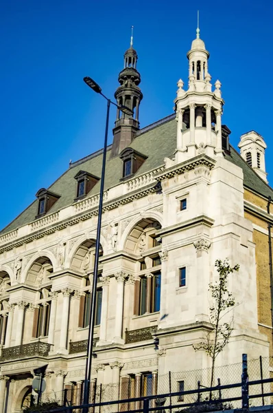 窓およびロンドンの古い教会のアーチ — ストック写真