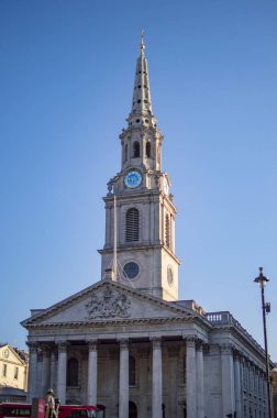 Trafalgar meydanında st martin-in-the-fields kilise önce kırmızı otobüs Londra